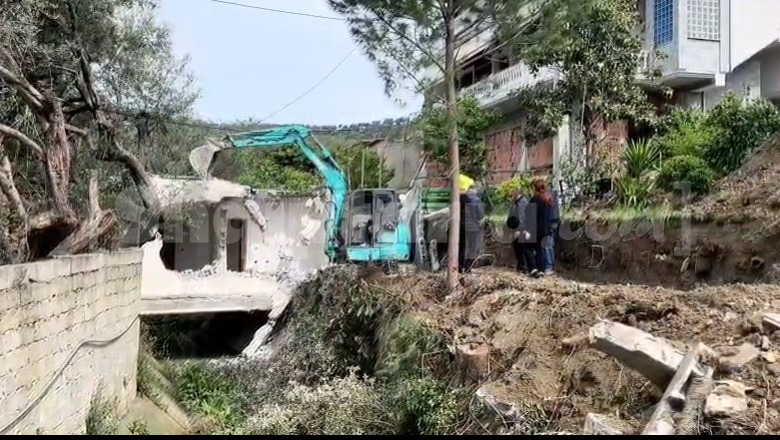 Prishet banesa e ndërtuar mbi kanalin e ujërave të larta në Vlorë