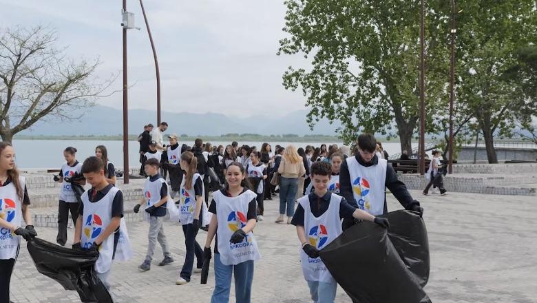 Qytetarët bëhen bashkë për pastrimin e mbetjeve në zonën pranë Liqenit të Shkodrës, mesazhe sensibilizuese për mbrojtjen e natyrës