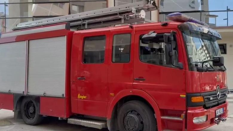 Vlorë/ Mbyllën qenin në ballkon dhe ikën drejt Greqisë, zjarrfikësit ndërhyjnë dhe shpëtojnë kafshën shtëpiake