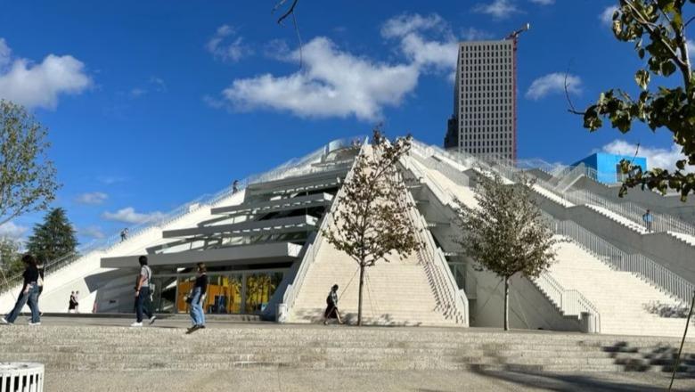 Partia Demokratike në protestë para kryeministrisë, te ‘Piramida’ të rinjtë mblidhen në koncert