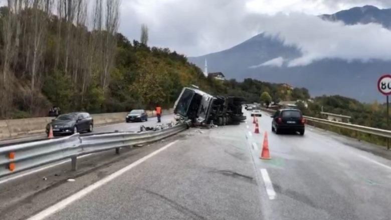 Aksident në Rrugën e Kombit, përplasen tre automjete! Një i vdekur dhe tre të plagosur rëndë