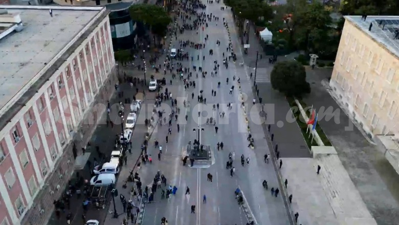 PAMJE ME DRON/ Kalon orari zyrtar për nisjen e protestës së PD, ja sa është pjesëmarrja deri më tani