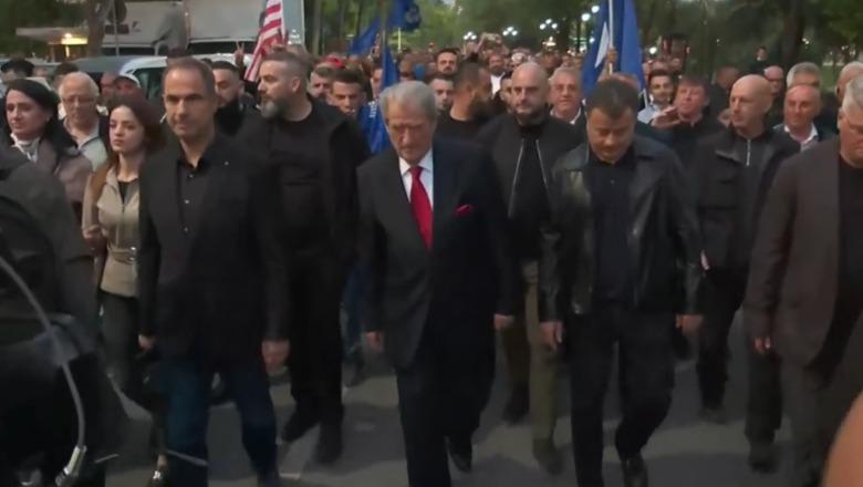 Nis protesta e PD, Berisha lë selinë! Marshon me një grusht militantësh drejt Kryeministrisë