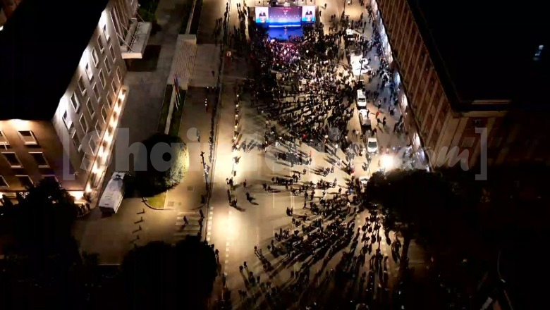 PAMJET ME DRON/ ‘Turet’ nëpër Tiranë i dështuan, një grusht militantësh gjatë fjalimit të Berishës në protestë