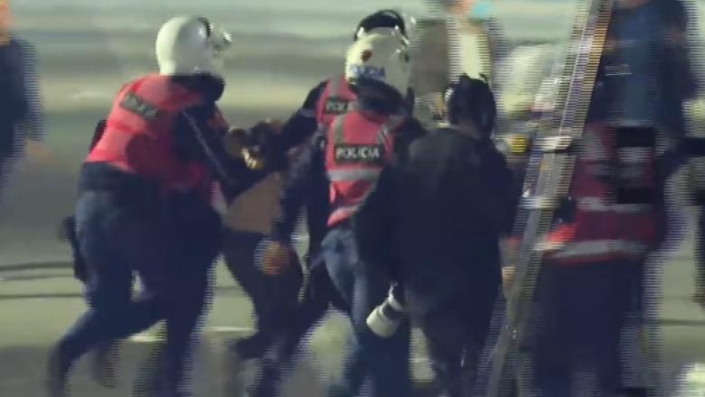 Hedhja e molotovëve drejt kryeministrisë/ Ndërhyn menjëherë policia, arrestohen militantët e parë! Protesta zhvendoset te Parlamenti