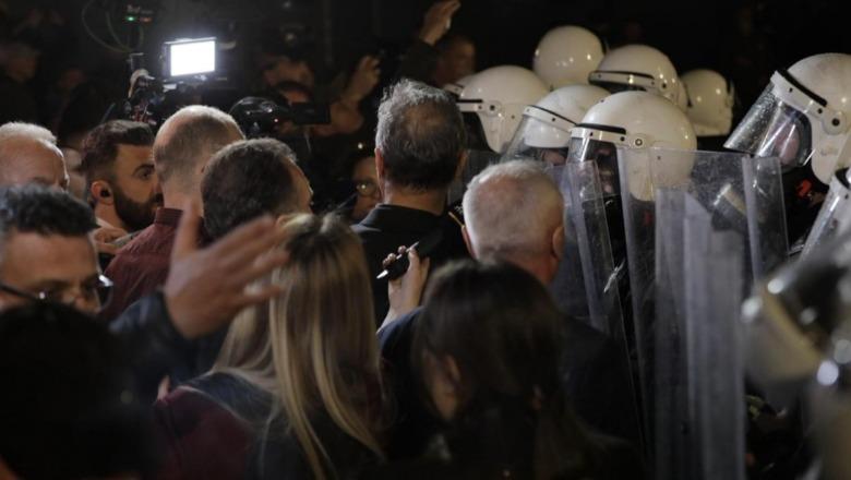 Lëndohet një efektiv policie në protestën e Berishës, transportohet me urgjencë te ‘Trauma’