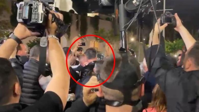 Policia u zë pritë me kordon, deputetët dhe militantët e PD përplasje me efektivët pranë Kuvendit