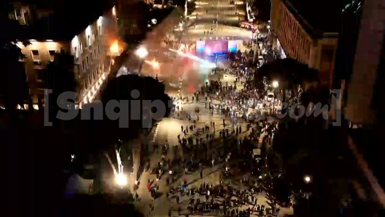 PAMJE ME DRON/ Militantët e Berishës me të njëjtin skenar, breshëri molotovësh ndaj Kryeministrisë