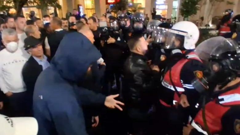 Protesta e Berishës, 4 të lënduar transportohen te ‘Trauma’! Mes tyre 1 efektiv policie, Luçiano Boçi dhe Kalaja