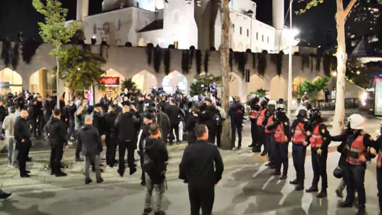 Policia u zë pritë me kordon, deputetët dhe militantët e PD përplasje me efektivët pranë Kuvendit