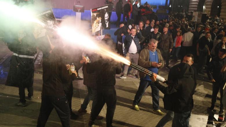Sulmet me molotovë në protestë, 11 militantë të arrestuar! Strategjia e Hitës frenoi dhunën e PD