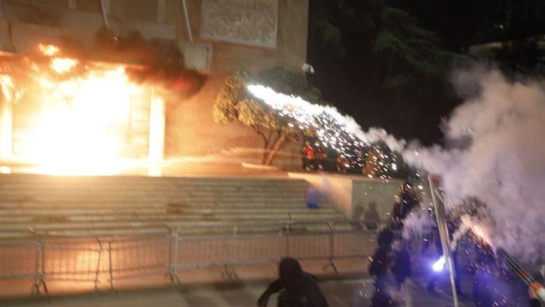 Protesta/ Militantët e Berishës molotovë drejt Kryeministrisë, policia i shpërndan me shpejtësi! Strategjia e drejtorit të ri, Hita s’lejon përshkallëzimin, 20 të shoqëruar