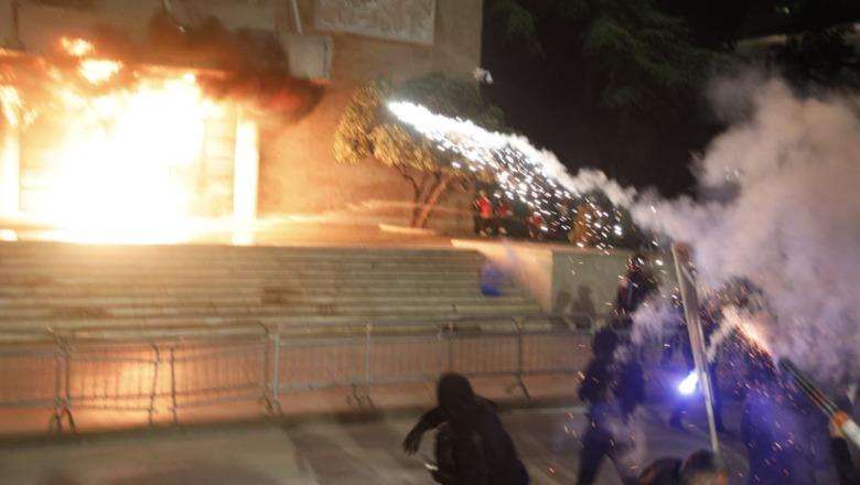  Protesta/ Militantët e Berishës molotovë drejt Kryeministrisë, policia i shpërndan me shpejtësi! Strategjia e Hitës s’lejon përshkallëzimin, 20 të shoqëruar