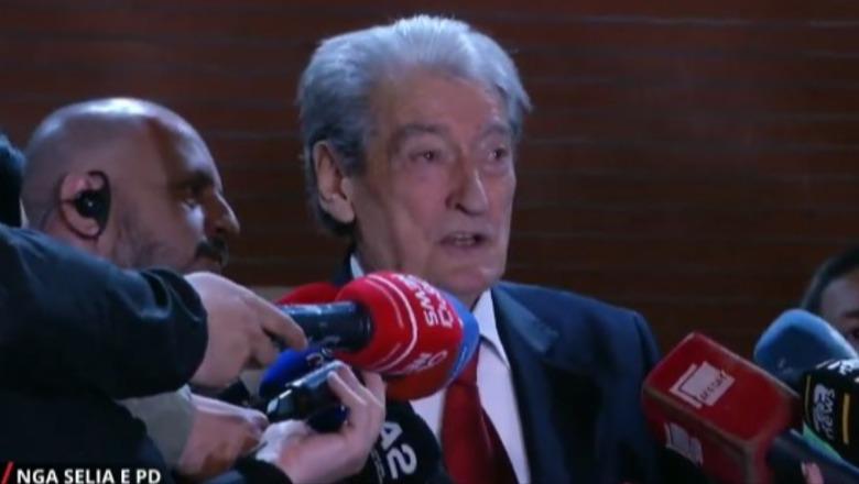 Militantëve u dështoi hedhja e molotovëve, Berisha u ‘jep zemër’: E tmerruat regjimin sot, protesta tjetër do jetë më e fuqishme