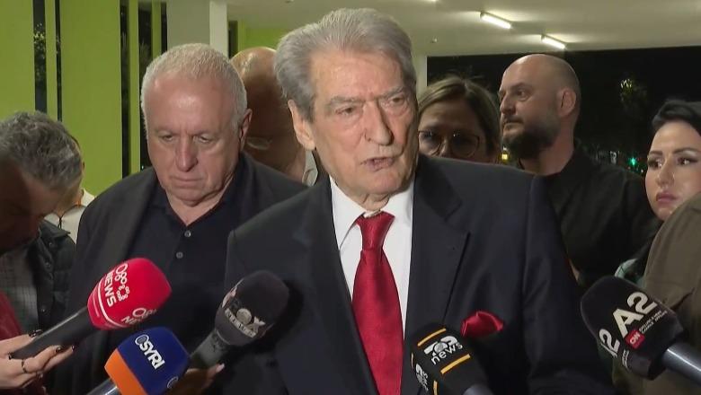 Berisha: Policia hodhi mbi protestuesit helm që përdoret kundër arinjve