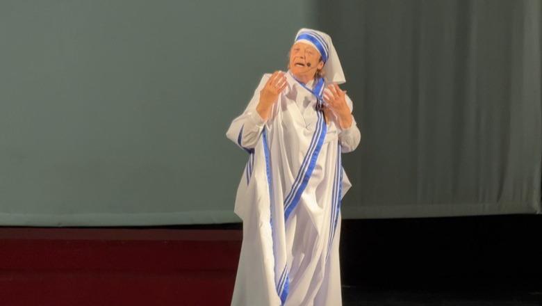 Monodrama për Nënë Terezën në Pogradec, aktorja Justina Sinani: Roli e nderi më i madh i jetës! Regjisori Kame: Figurë krenarie