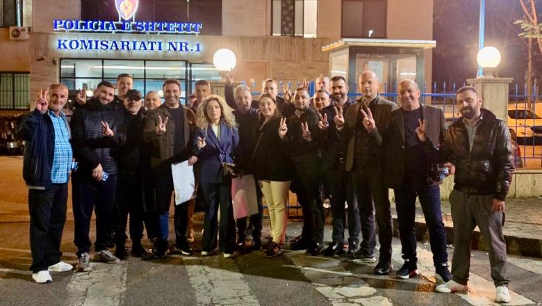 FOTO/ Militantët në qeli, Këlliçi bëhet qesharak, feston në rrjetet sociale me dy gishta lart para komisariatit