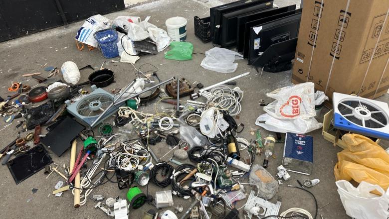 FOTOT/ Kontroll në burgun e Peqinit, gjenden mjete prerëse e drogë! Transferuan 2 të dënuar përjetë që paraqisnin rrezik