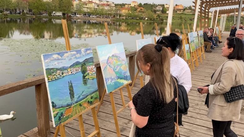 Kolonia, 23 piktorë hedhin në telajo bukuritë e vendit me mbi 80 liqene! Sadik Kasa: Belshi ngjason me Toskanën
