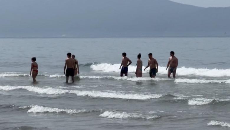 Me kampera nga Gjermania, Holanda e Zvicra, turistët e huaj nisin plazhin në Vlorë ende pa u çelur sezoni: Det, diell e natyrë fantastike! 