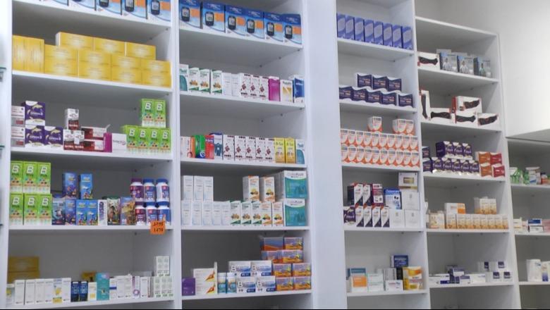 Raporti i KLSH: Barna të skaduara në farmaci! Lista e rimbursimit në shkelje, barna pa çmim dhe kontrata