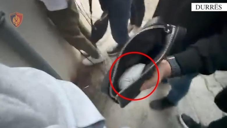 Shpërndante drogë në Durrës, arrestohet 22 vjeçari, i gjendet kokainë në çantë e në shtëpi (EMRI)