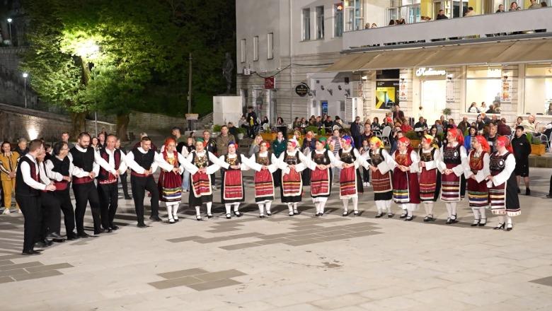  Gjirokastra mirëpret kulturën greke në një mbrëmje festive, grupet nga Selaniku sjellin folklorin grek për publikun gjirokastrit