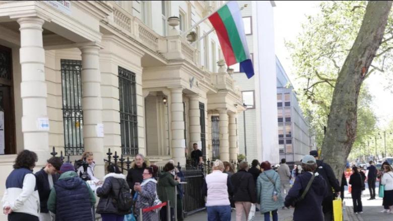 Radhë të gjata në Londër, emigrantët bullgarë dalin herët për të votuar: Nuk do t’ia dalin të na ndalin!