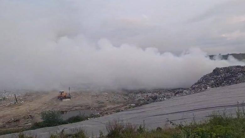 Shkodër/ Vijon zjarri në vend-depozitimin e mbetjeve në landfillin e Bushatit, tymi mbulon zonën