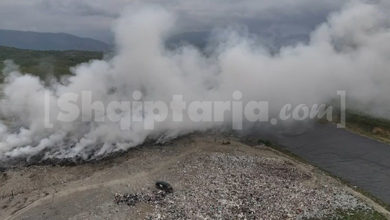PAMJE ME DRON/ Masakër mjedisore në Shkodër, vijon të digjet fusha e mbetjeve e Bushatit! Tymi mbulon gjithë zonën 