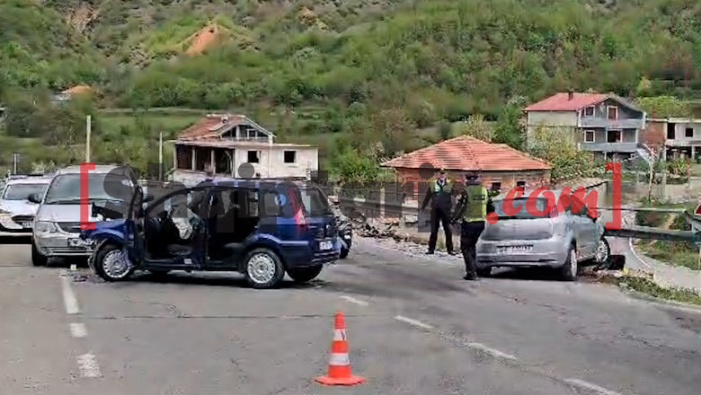Makinat përplasen 'kokë më kokë' në Maqellarë, katër të plagosur përfundojnë në spital
