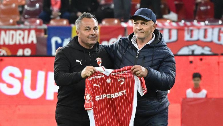 VIDEO/ Kur legjendat e futbollit derdhin lot, Dinamo e Bukureshtit nderon Sulejman Demollarin