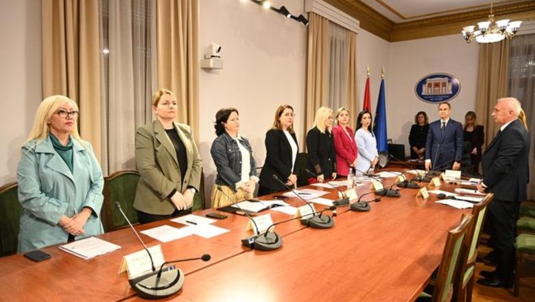 Komisioni për arsimin, 1 min heshtje për mësuesin që vdiq në Maliq! Opozita akuza: Keni vrarë mësimdhënien! Kumbaro: Jo politikë me fatkeqësinë