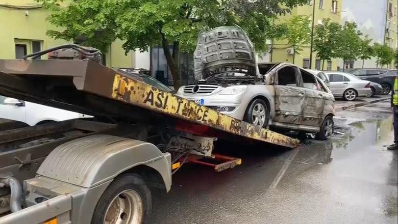 Shkrumbohet nga flakët një automjet në Kukës, dëmtohen dhe 2 makina të tjera të parkuara