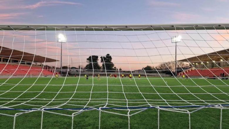 FSHF ndjek këshillat e UEFA-s, zëvendëson fushën e stadiumit 'Air Albania'! Gëzon edhe Partizani, 'Arena e Demave' me bar natyral