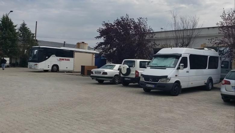 Berat/ Reduktohet me 40% numri i autobusëve, nafta e pirateria godasin transportin interurban