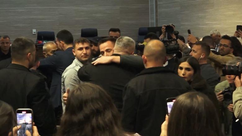 VIDEO/ Dënimi i vrasësve të Liridona Ademajt, MOMENTI prekës kur familjarët e të ndjerës dëgjojnë vendimin