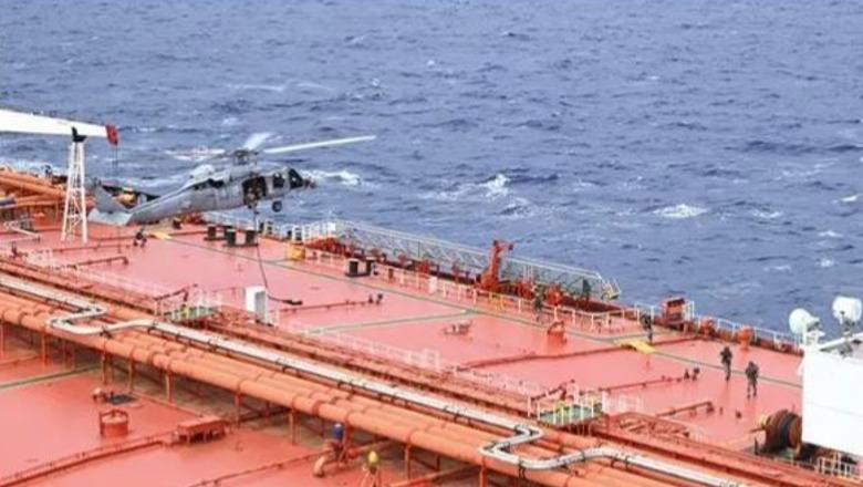 Forcat amerikane zbarkojnë në një anije cisternë të dyshimtë, ushtarët zbresin nga helikopterët