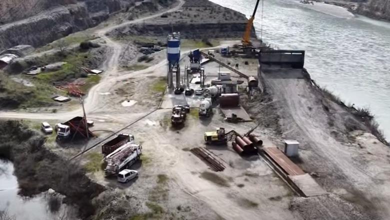 Lumi Vjosa çlirohet nga hekurishtet e HEC-it që kishte nisur të ndërtonte Becchetti, ministri Lamallari nxjerr pamjet: Zona rikthehet në funksion të komunitetit (VIDEO)
