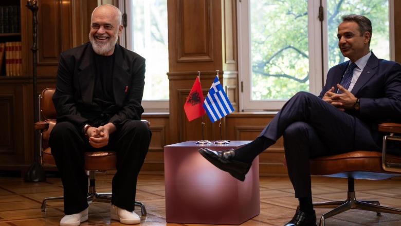 Me atlete në takim, Rama i kërkon ‘ndjesë’ Mitsotakis: S’më informoi protokolli! Kryeministri grek: Je inovativ, na pëlqen si vishesh