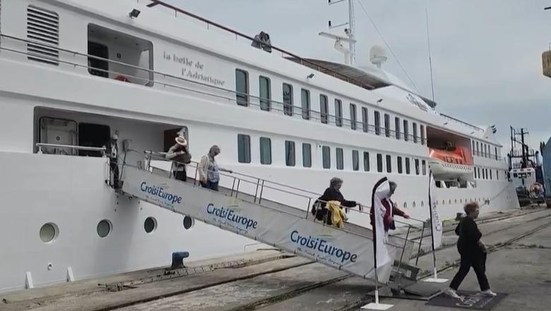 Mbërrijnë dy kroçerat e para të sezonit turistik në Durrës, 143 pasagjerë do të vizitojnë qytetin bregdetar