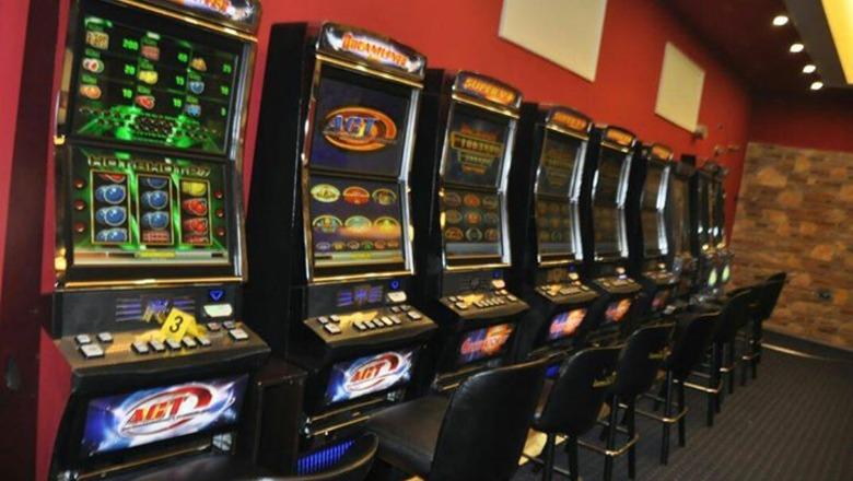 Kazinotë e paligjshme të kthyera në makth për kryepolicët/ Goditen lokale në Kurbin e Tiranë, 8 në pranga! Dorëhiqet kreu i policisë në Lezhë