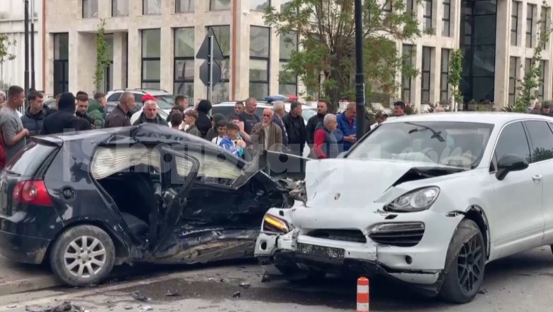 Përplasen dy makina në Laç, 2 të plagosurit nisen drejt Tiranës