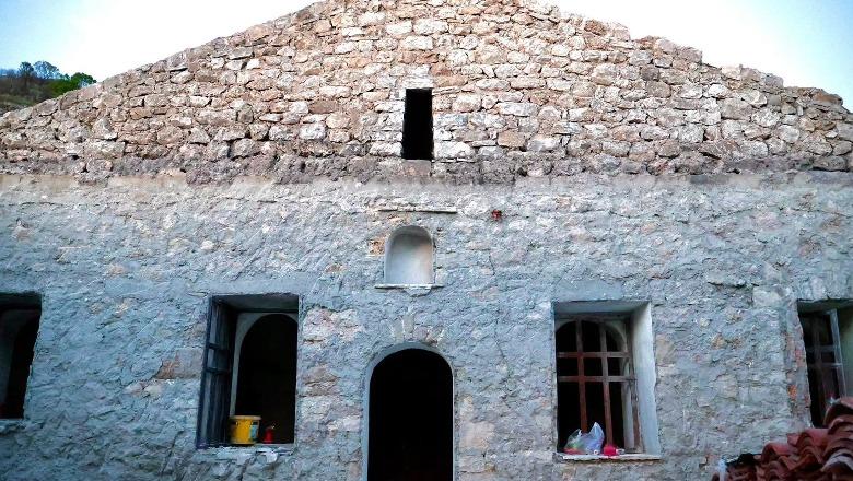 Tepelenë/ U dëmtua nga zjarret e vitit të kaluar, Gonxhja inspekton punimet në kishën e Profetit Ilia në Lekël