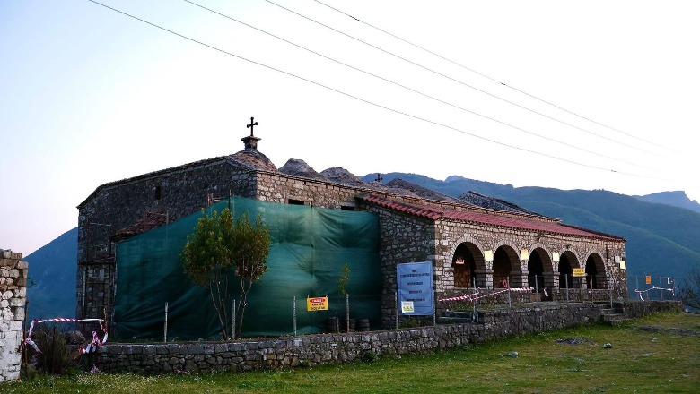 Tepelenë/ U dëmtua nga zjarret e vitit të kaluar, Gonxhja inspekton punimet në kishën e Profetit Ilia në Lekël