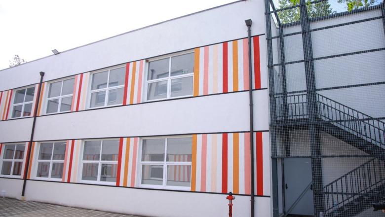 U dëmtua nga tërmeti, rikonstruktohet shkolla ‘Mersit Duqi’ në Bërzhitë, Ristani: Hapësirë moderne dhe me standarde