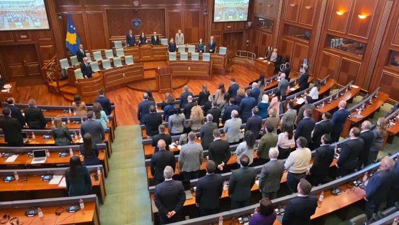 Akademiku Rexhep Qosja u nda nga jeta, Kuvendi i Kosovës mban 1 minutë heshtje 