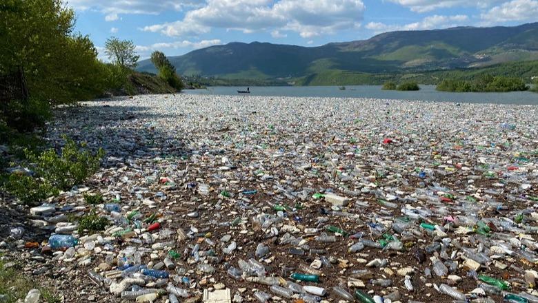 Ndotje mjedisore në Kukës, liqeni i Fierzës mbulohet nga shtresat e mbeturinave
