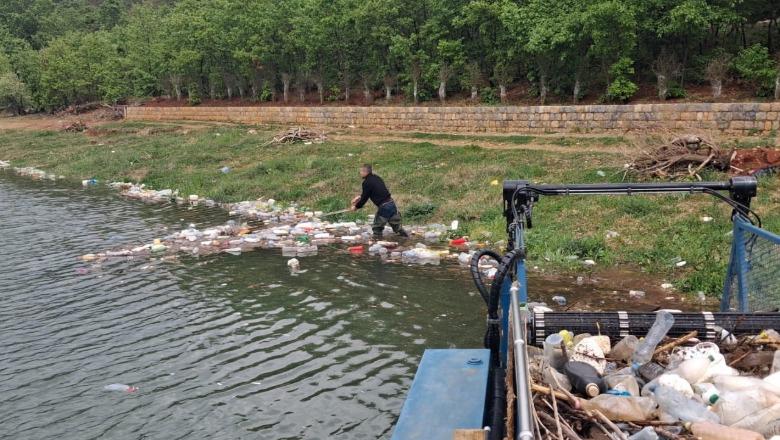 Pastrimi i liqenit të Fierzës vijon, ndërhyrje në Luginën e Drinit për heqjen e mbetjeve
