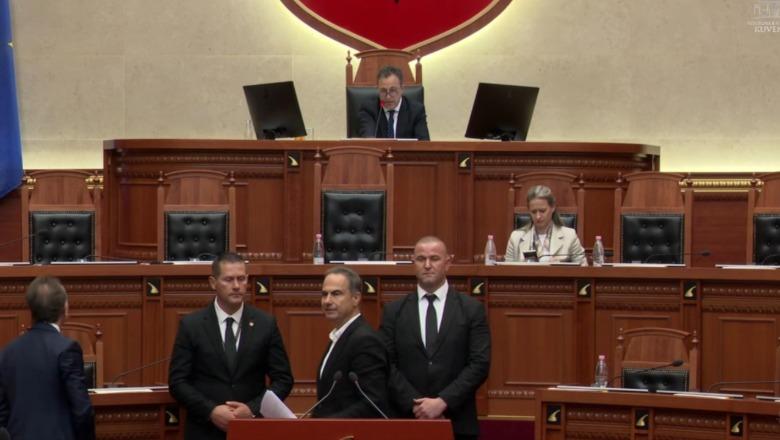 Tensione në Kuvend/ Boçi merr ‘peng’ foltoren, Peleshi: Po shkel rregulloren! Deputeti përjashtohet nga seanca